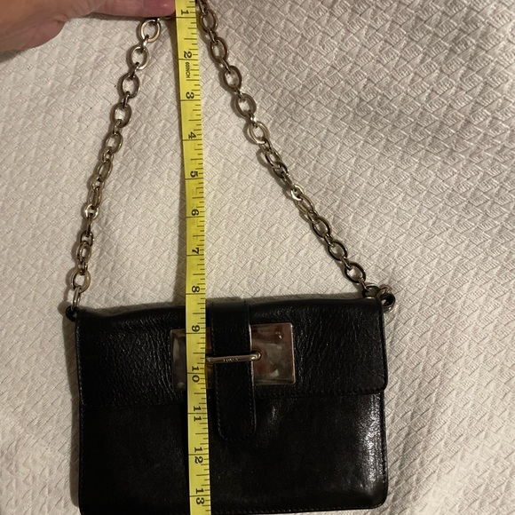 There is no discoloration on the gold. It’s just the shadow from the camera!? - Picture 3 of 6